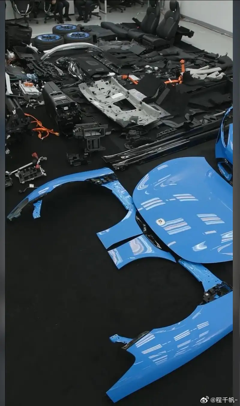 雷军直播拆车是一场别家无法复刻的顶级自证新SU7拆解直播只讲了一点:小米新SU7
