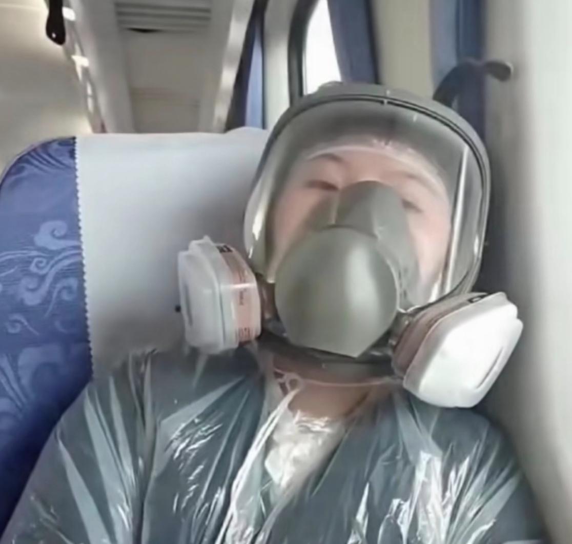 为了不吸二手烟也是啥招都想出来了！一名女生自拍坐火车硬座，上车前整了个大活儿：先