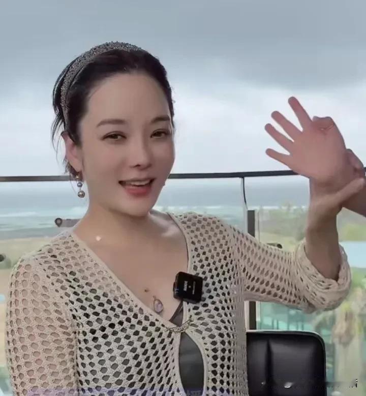 韩国演员蔡琳开启了直播带货。
但是评论区有人对她表示反感。原因就是她曾经对前夫高