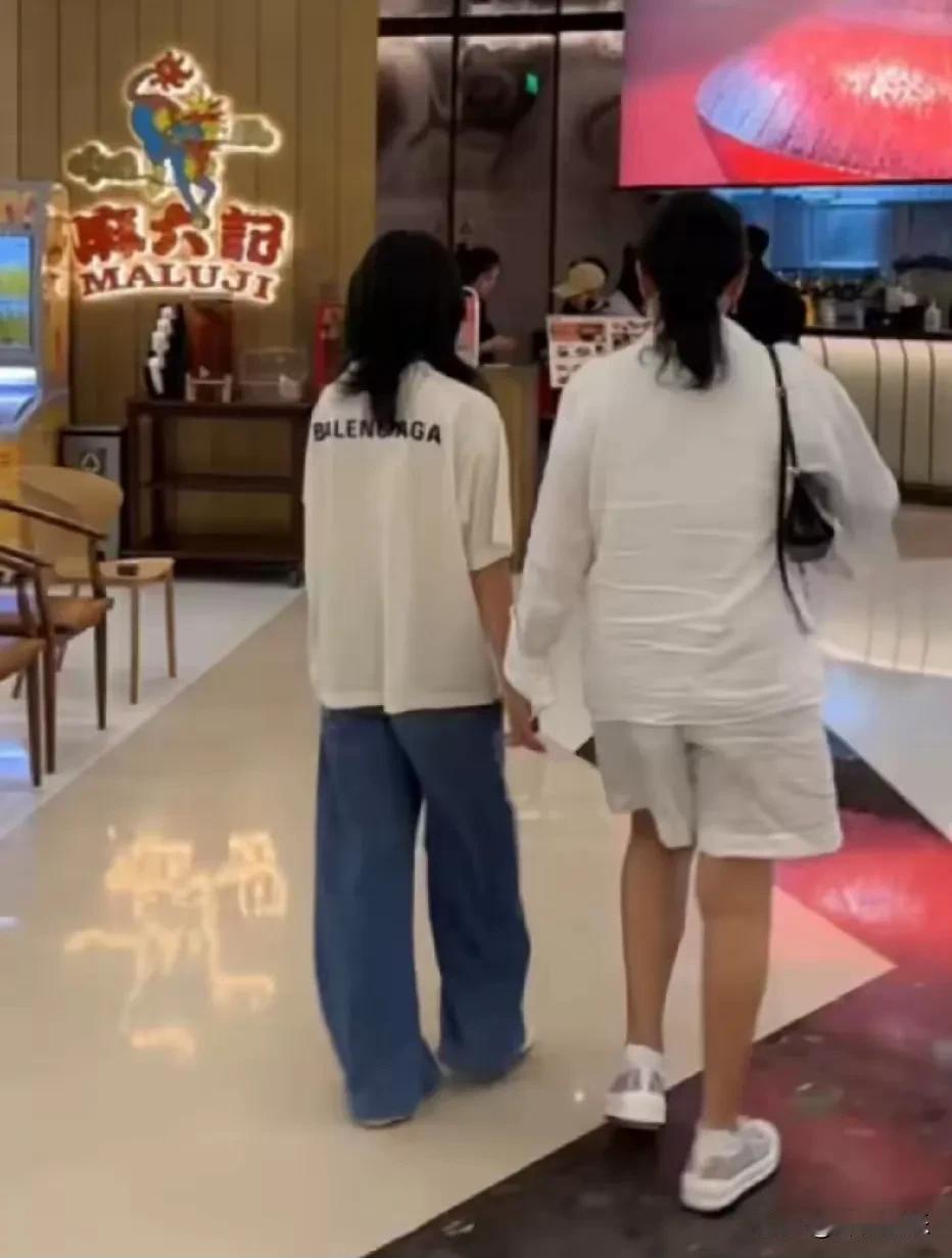 张兰和孙女小玥玥。
这背影太像了。