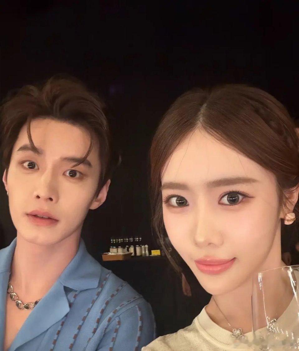 哈哈哈，他很神奇，你单看他觉得不好看，问题是真和那些说是帅的男演员同框，也真没输