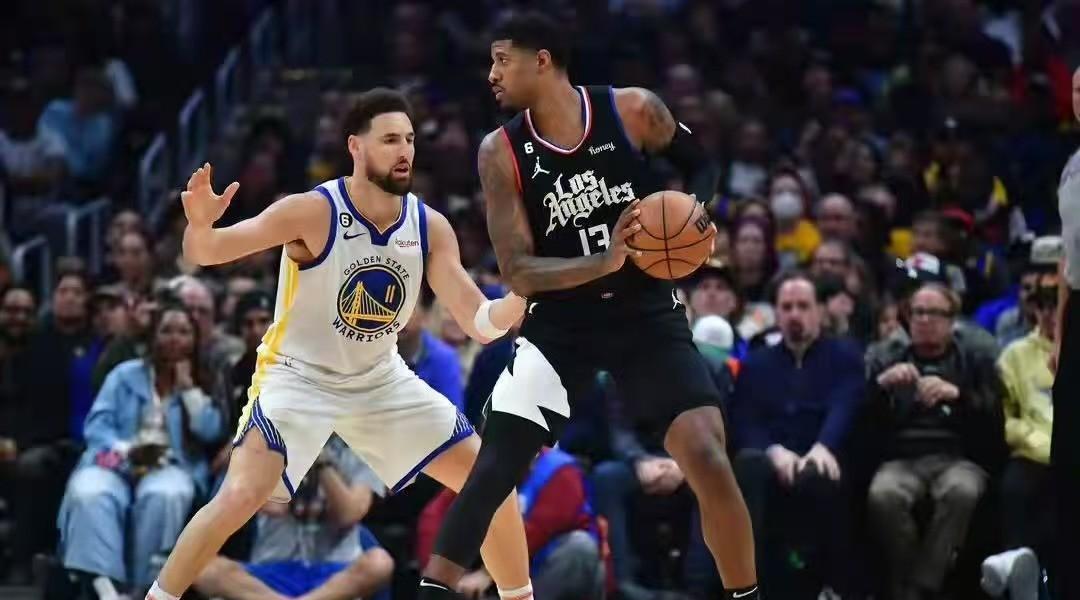 同一个夏天受的毁灭性重伤，一个已经没人要了，另一个正在拯救球队。
别误会，我说的