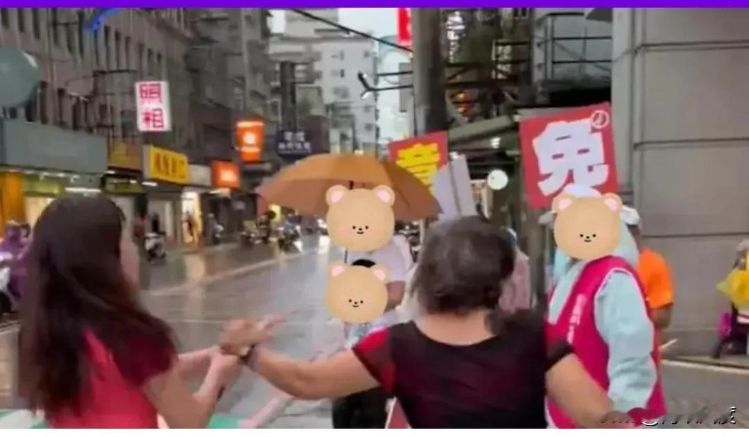 真不能低估民进党的无耻，竟路演罢团青鸟遭袭击拉仇恨，搏同情。10日，民进党议员张