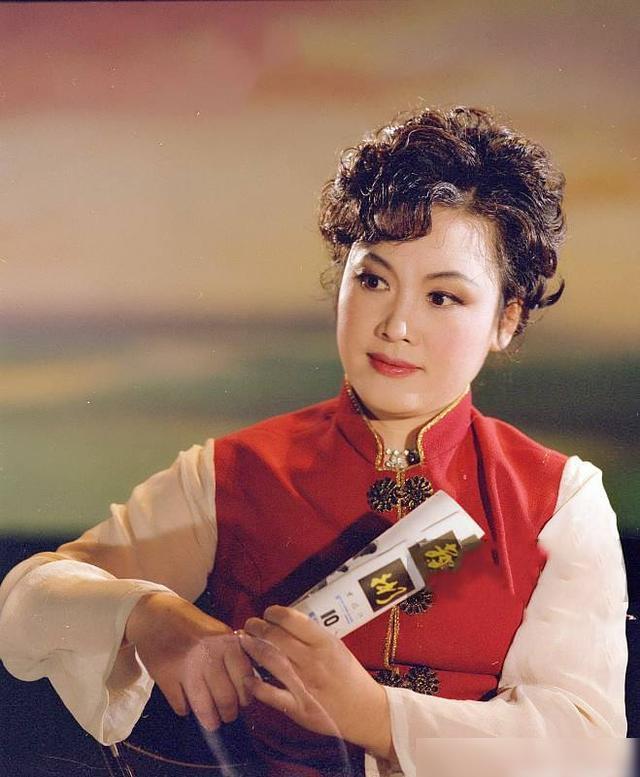2000年，李谷一举报东方歌舞团团长田玉斌腐败。田玉斌得知被李谷一举报后大肆宣扬