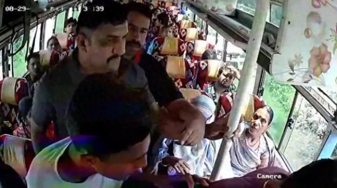 【全国第九先进警局翻车！印度警察绑架学生诬陷涉毒遭实锤】印度中央邦马尔哈尔格尔警