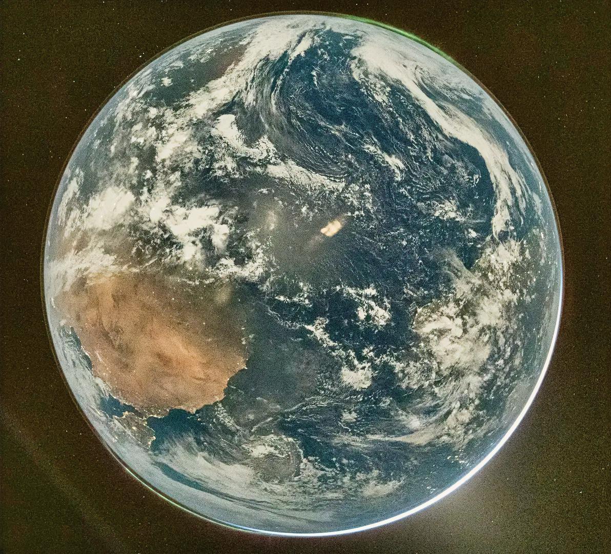 这是美国阿尔忒弥斯2号在太空中拍摄的地球，大家能看出来这是哪块儿大陆吗？
最开始