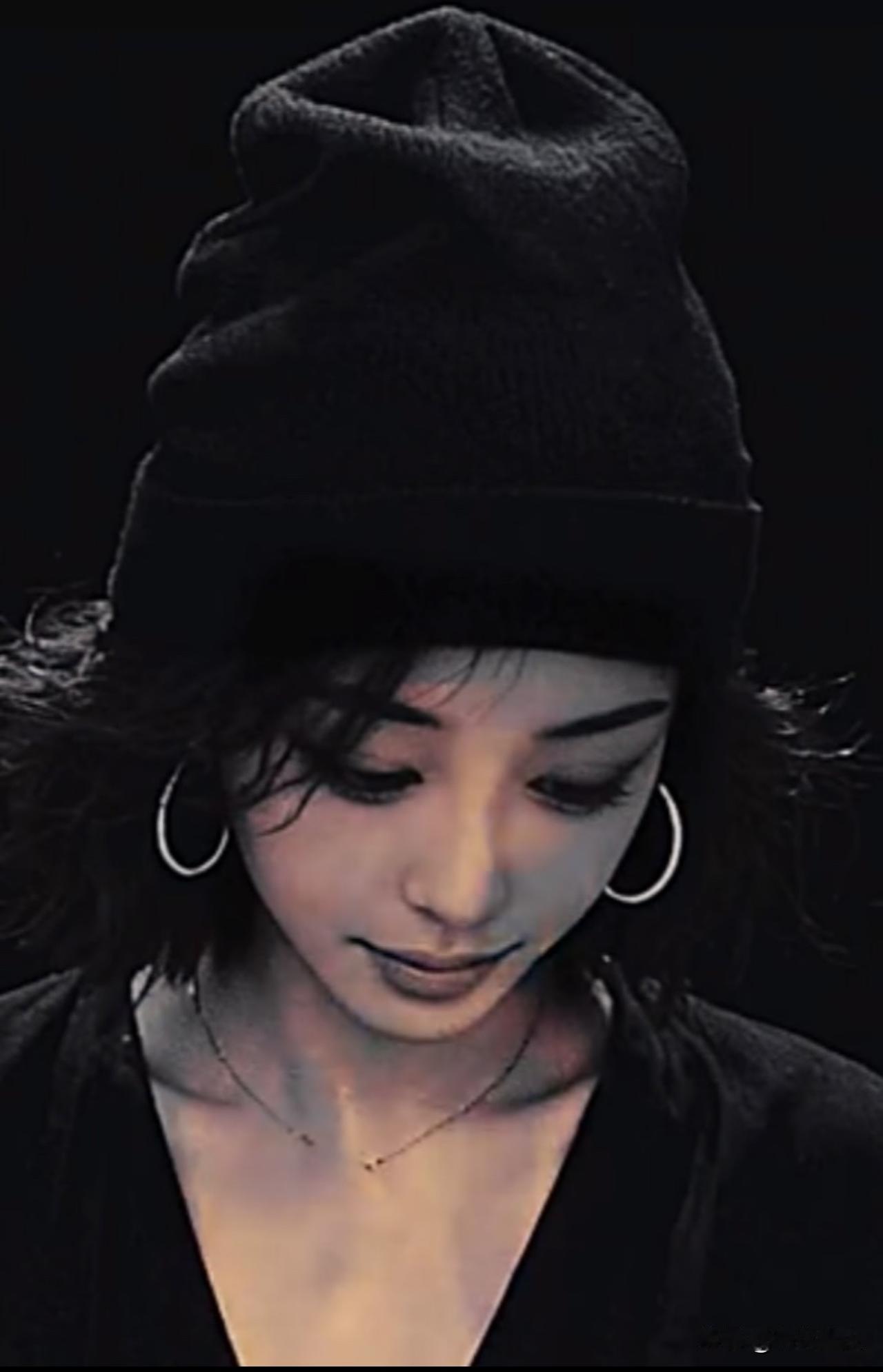 高级灵魂：享受孤独。

一个人灵魂越高级，越能心安理得享受孤独。

这并非不合群