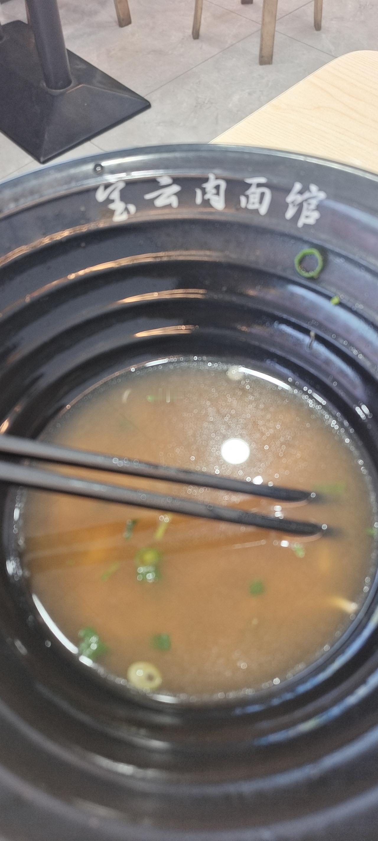 一个人做点儿好事并不难，帮个小朋友解个题就难了不难。
昨晚在宝云面馆吃面，一个赶