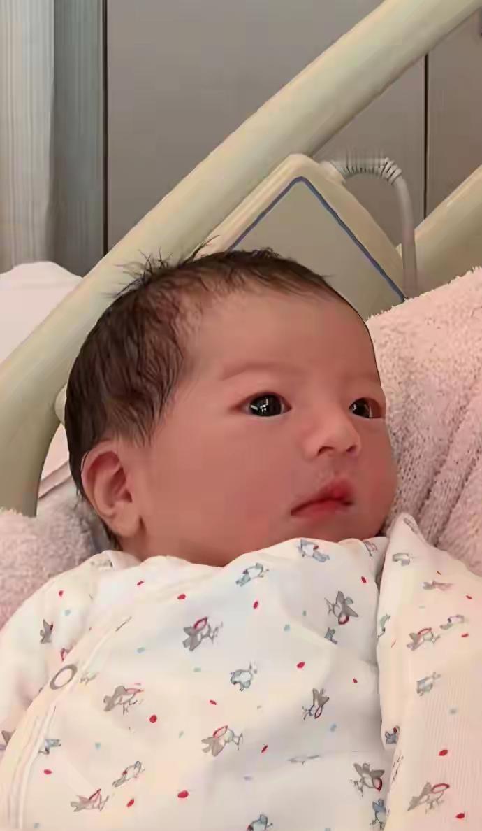 55岁的郭富城当爸了！
第三胎是个闺女，母女平安。
港媒拍到他全程陪产，俩大女儿