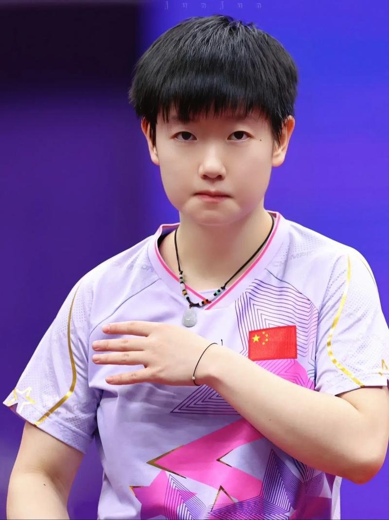 她的成功并非一蹴而就，孙颖莎在训练场上付出了比常人更多的努力，她的汗水与泪水，最