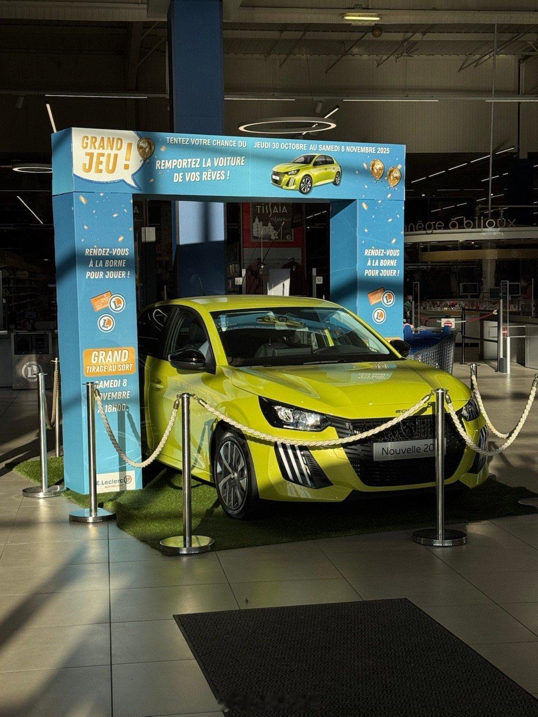 又是一年超市促销季，凭购物小票扫描抽奖，可以领取代金券。不过抽汽车我是第一次见[