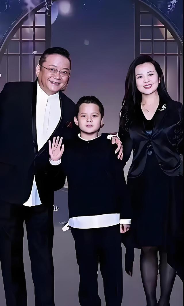 2006年，58岁的王刚三婚娶了小他20岁的郑艳东。新婚之夜，王刚对郑艳东说：“