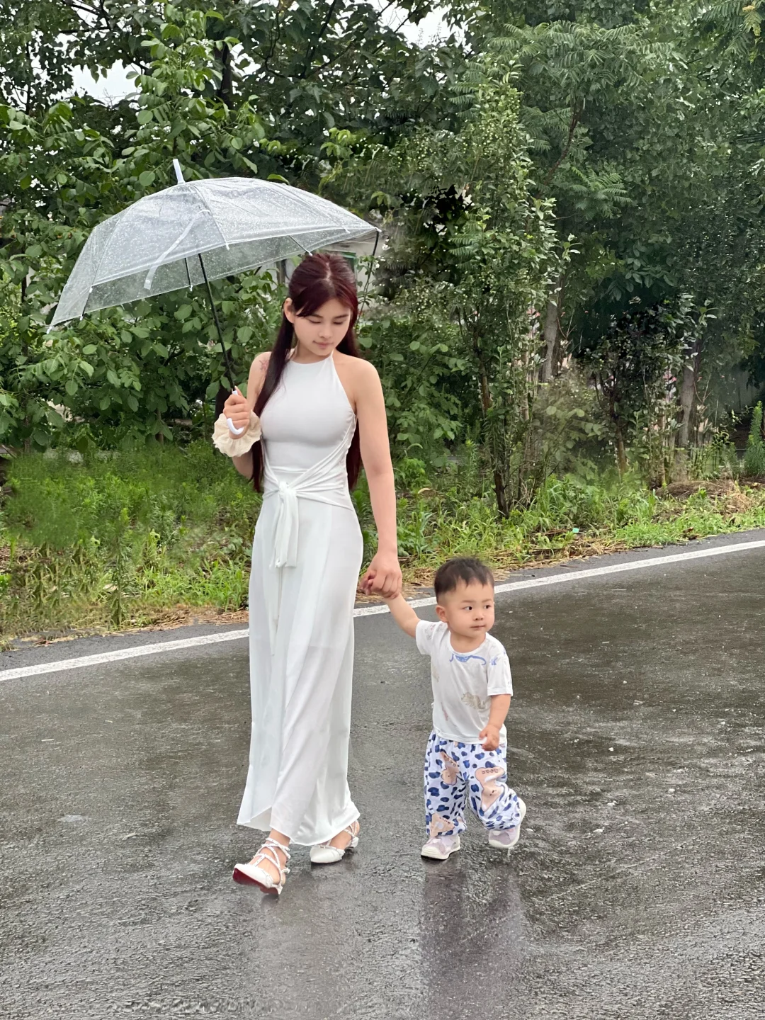 带儿子到山里吸氧🍃被误以为姐姐带娃