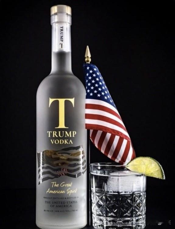 特朗普周边你买吗？

特朗普伏特加现已开启预售，0.7升装售价47.45美元（约