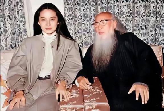 1983年29岁的林青霞去拜访张大千大师，张大千被眼前的美丽女孩惊住了，感叹世间