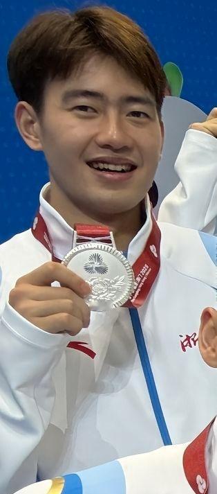 看起来压力好大瘦了好多 