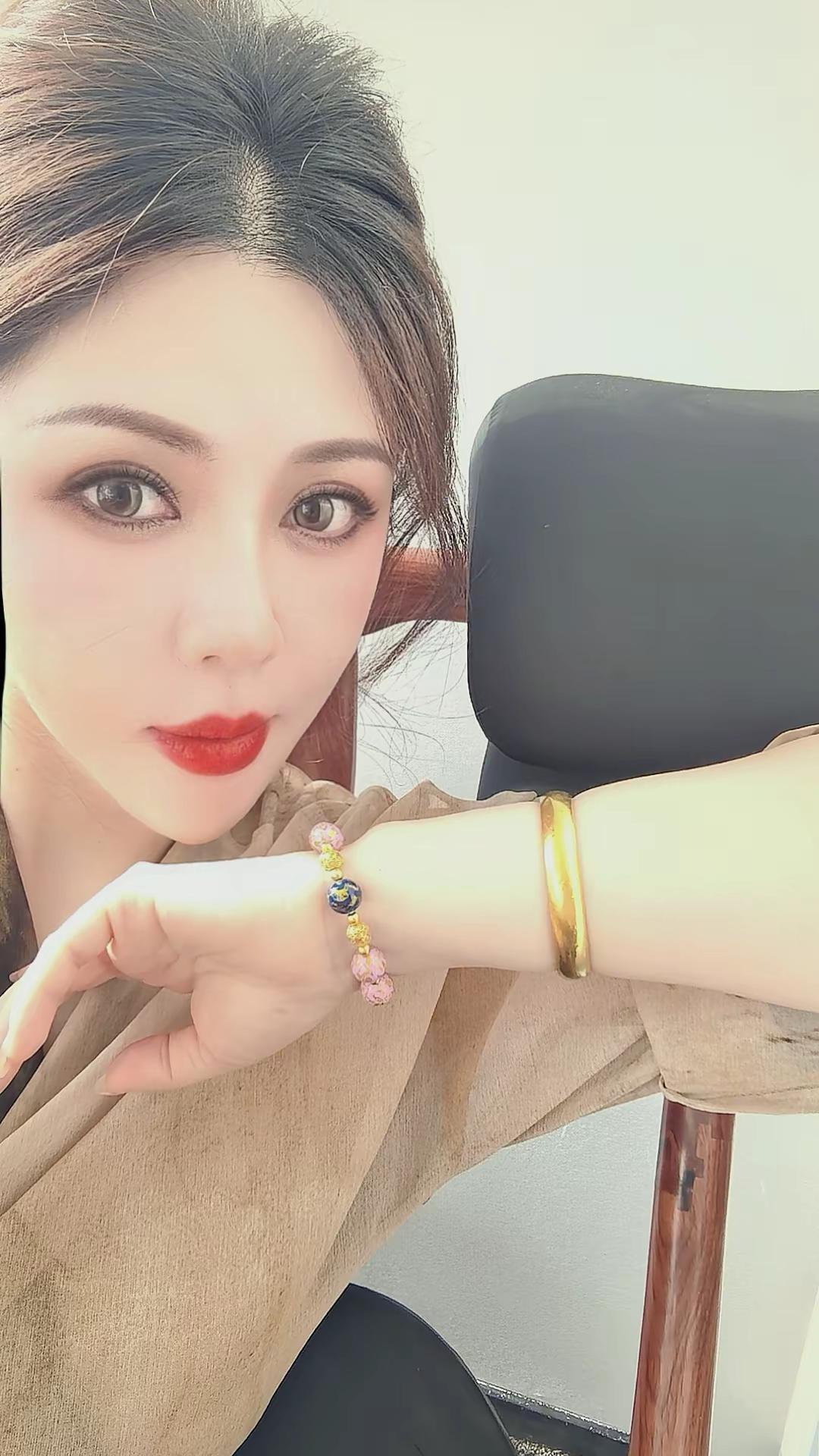 我不喜欢别人跟我提钱，老娘有钱都是自己花的