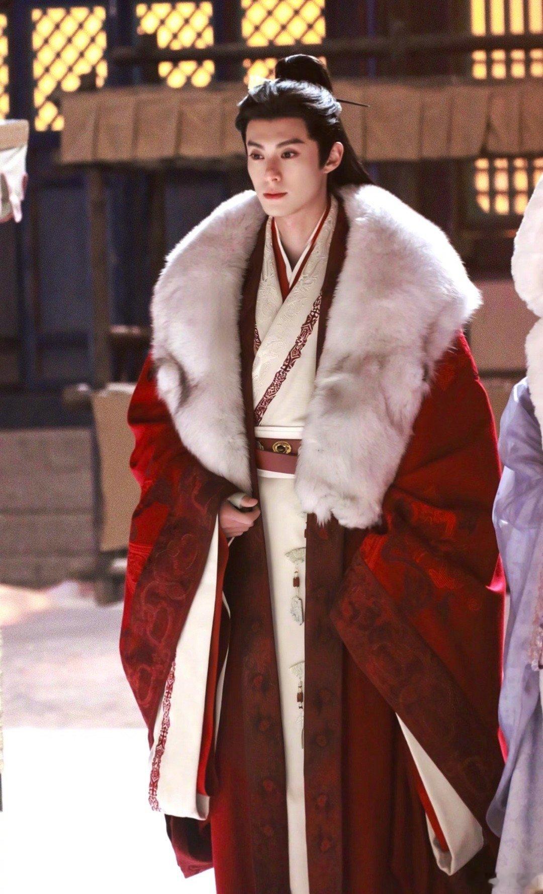 将门独后是不是好起来了，王鹤棣红衣雪景路透造型看着是不是比之前妆造都要好～ 
