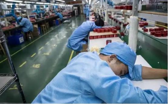 欧盟中国委员会一纸声明，把“12小时两班倒”推上了舆论火刑架！那些靠熬干工人体力