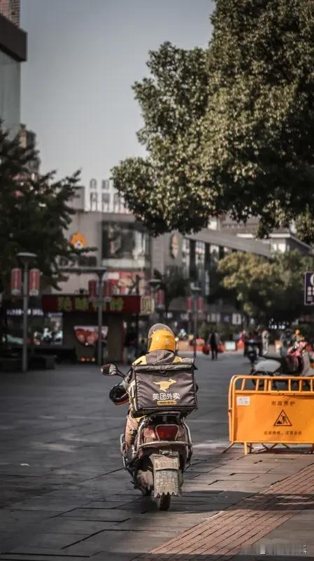 广州街头男子偷拍，外卖小哥霸气喝令删照，网友怒赞
广东广州，这座繁华的一线城市，