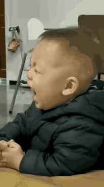 这绝对是影帝的候选人
天然浑成 
小小年纪
眼观六路 耳听八方
受委屈了先来一段