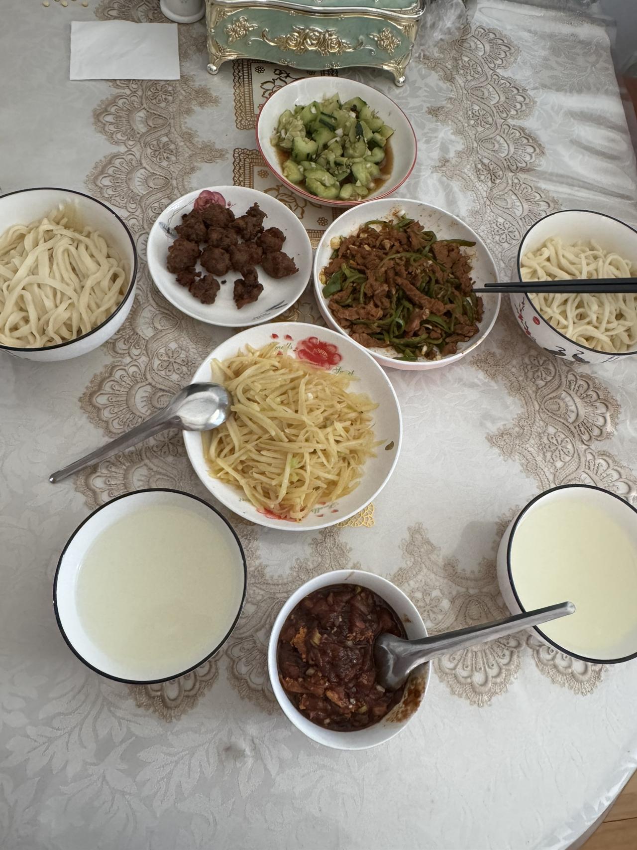 今天中午又吃上了山西的面食。
手擀面条。
炸牛肉丸子。
牛肉炒辣椒。
炒土豆丝。
