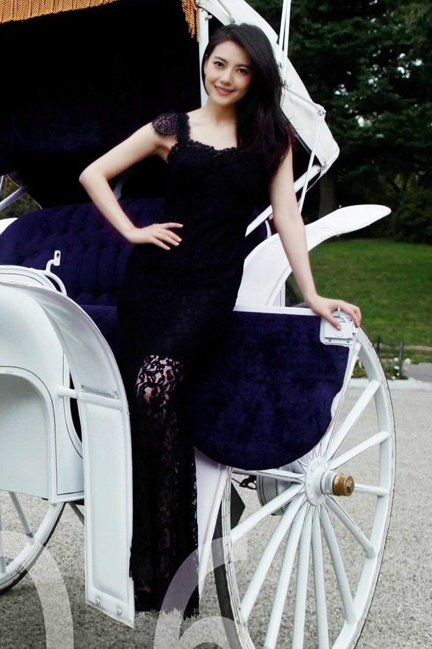 看姐姐这一身黑色蕾丝长裙站在马车上，美得像从童话里走出来的一样，温柔又大气，每一