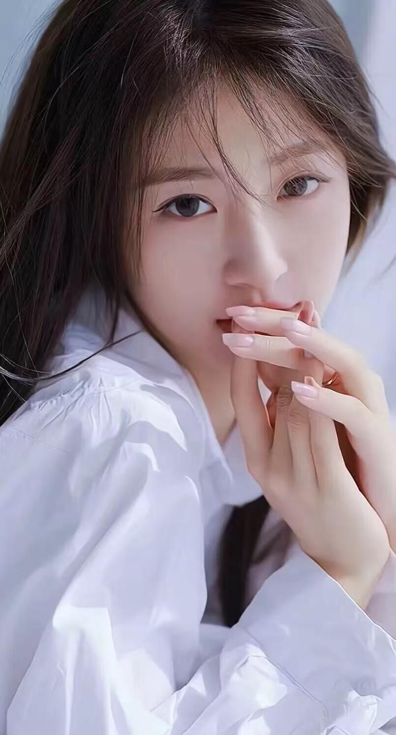 温柔眼神，白皙肌肤，白衬衫的清新，少女感十足！