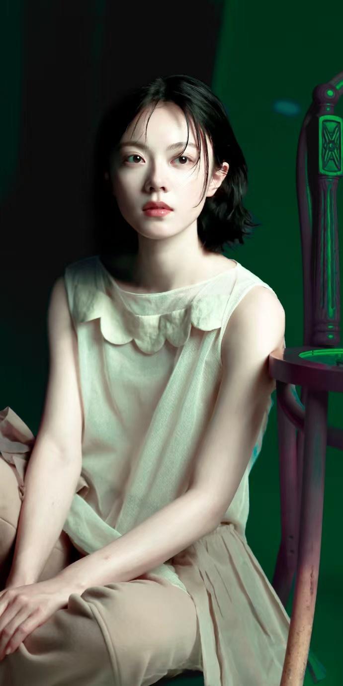 赵今麦湿发皮衣赵今麦短发帅到我了赵今麦这组造型直接刷新认知，利落短发搭配湿发皮衣
