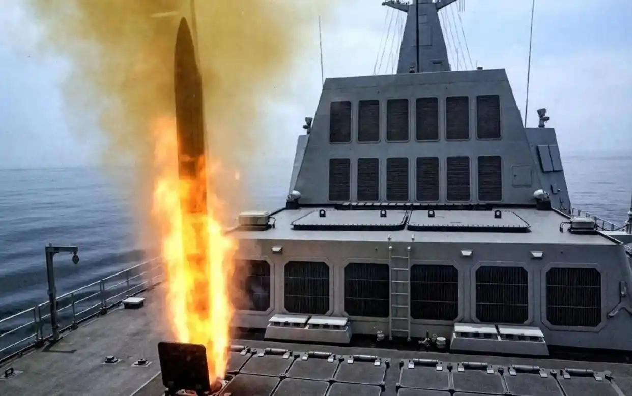 一枚高超音速导弹，真能干废一艘航母吗？大家千万别再被，十万吨核动力航母的“霸主光