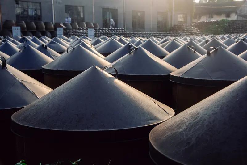 最近一口用了近30年的“传家锅”在网上爆火，最初找厂家的视频点赞超40万。这锅是