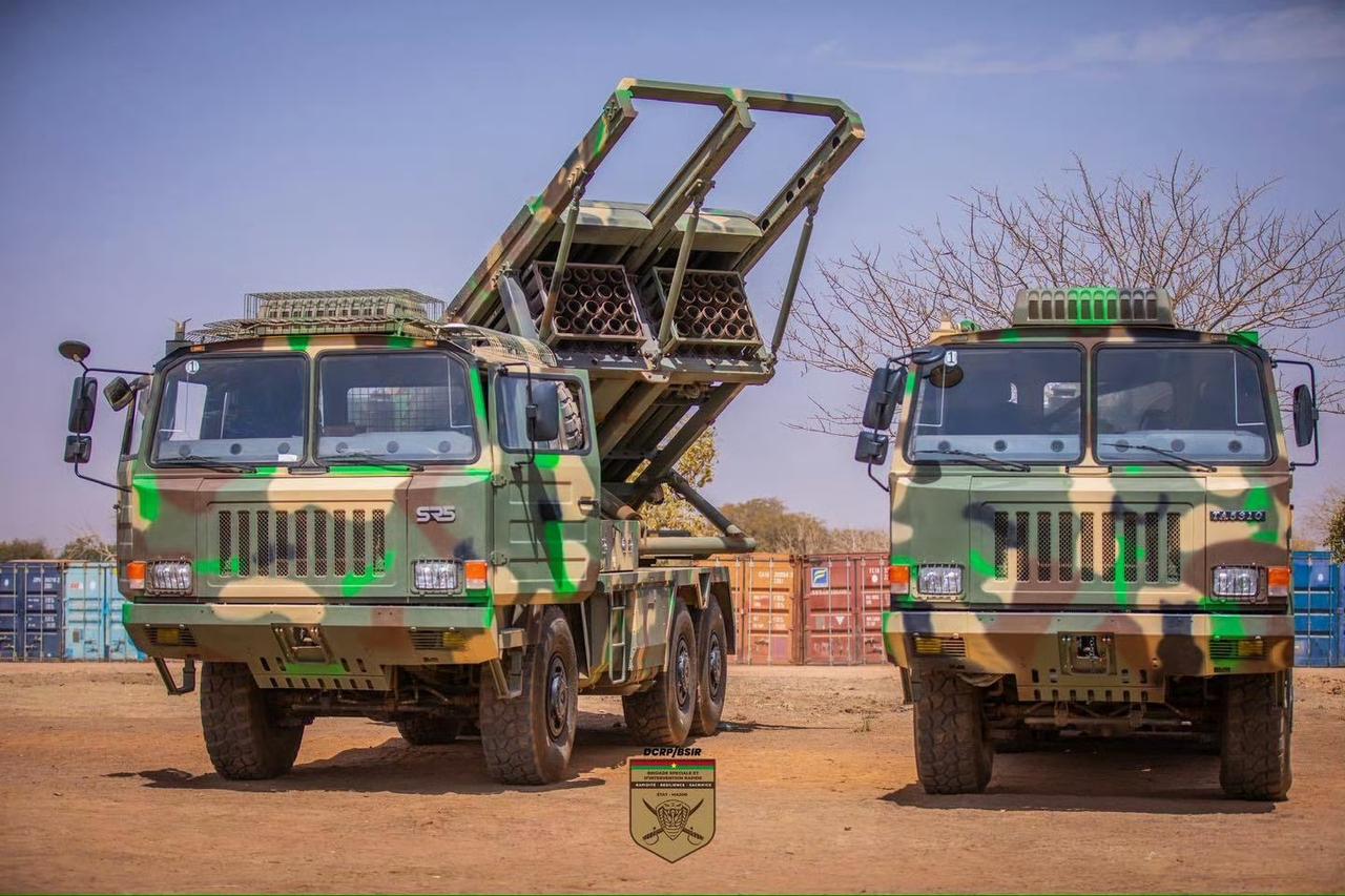 非洲战场
中式装备再刷屏！
布基纳法索精锐炮兵，
全套中国重火力亮相。
122模