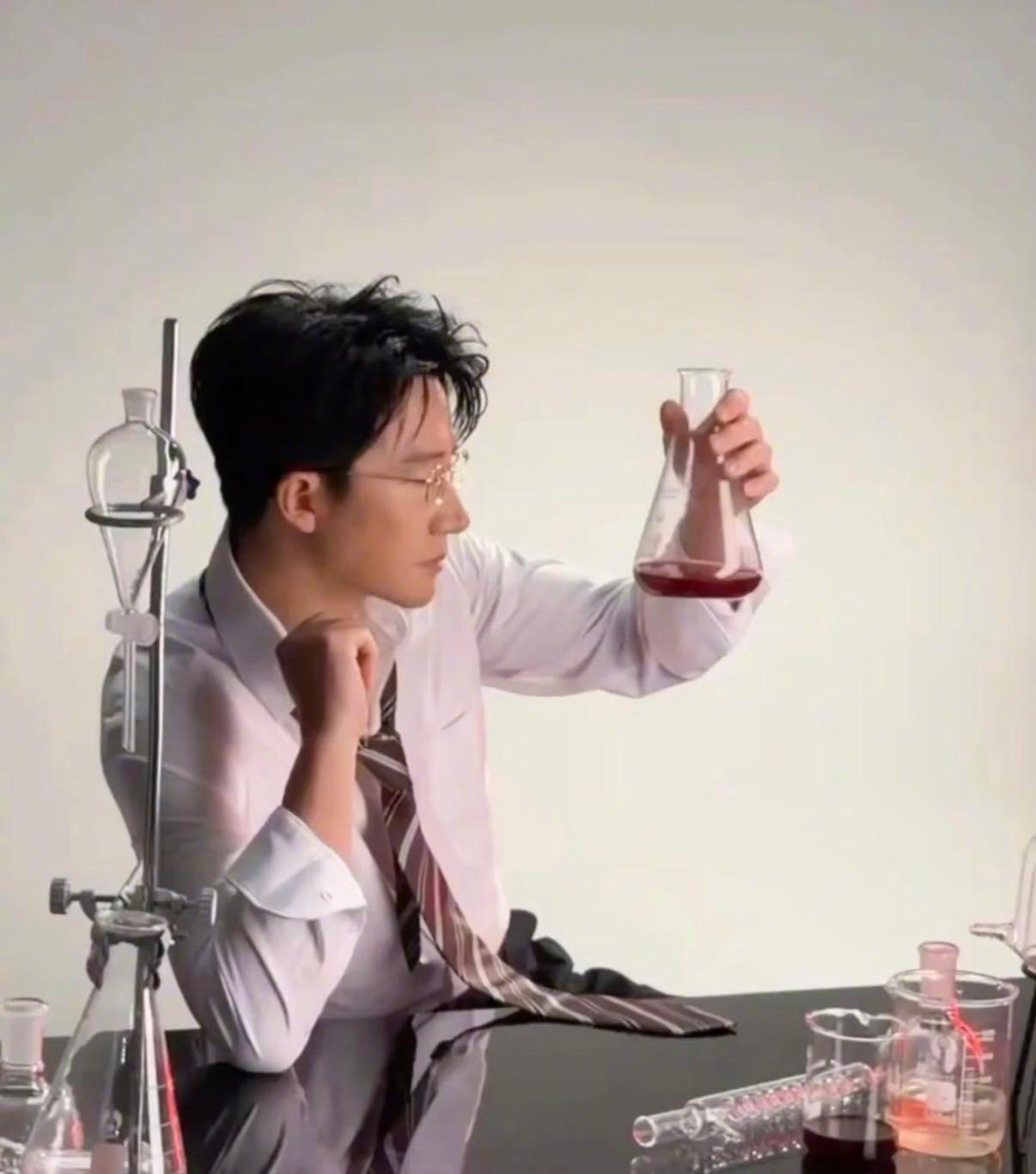 黄轩深v造型黄轩啊啊啊啊除了质朴感的角色留一个霸道总裁吧