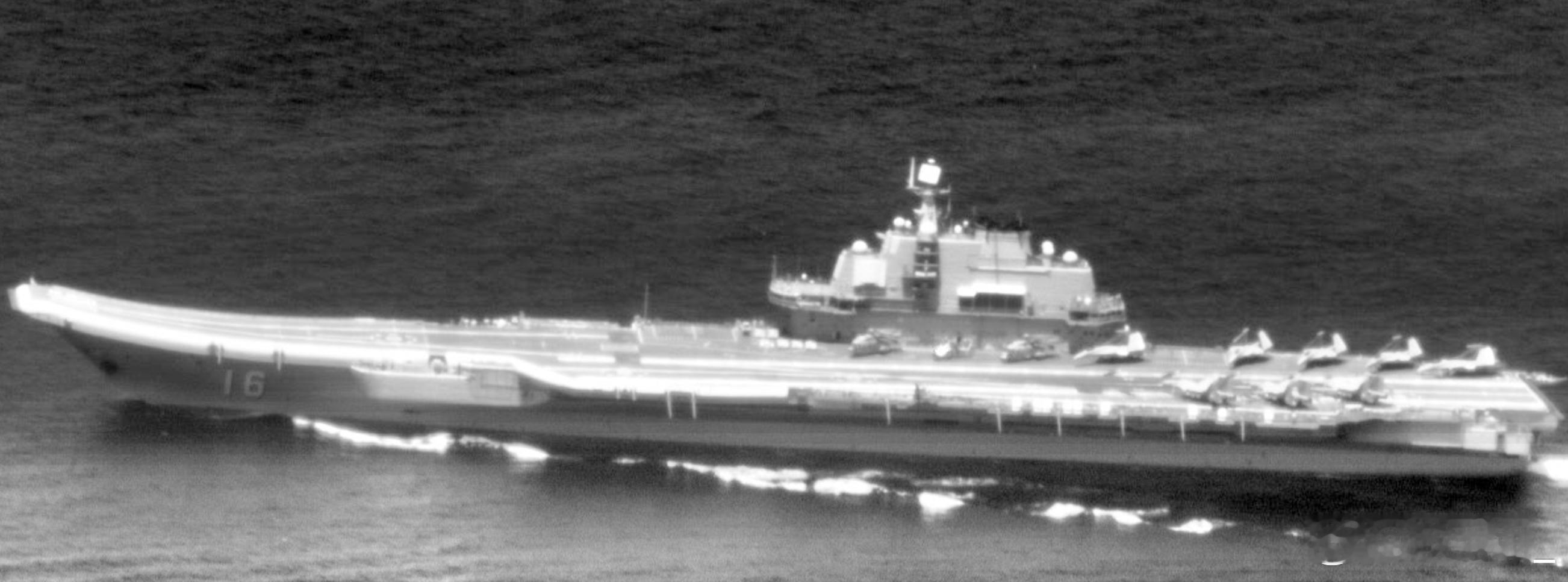 台防务部门称，辽宁舰今天经台湾海峡南下。辽宁舰