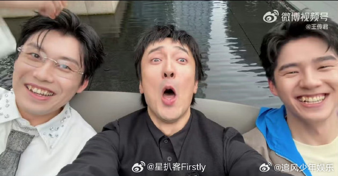 王传君左右各一个虎牙妹披荆斩棘直播直播镜头记录下三人同坐的时刻，王传君居于中间，