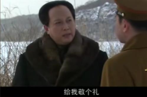 1952年，毛主席到空军部队视察工作，突然，毛主席命令刘亚楼“向我敬个礼”，刘亚