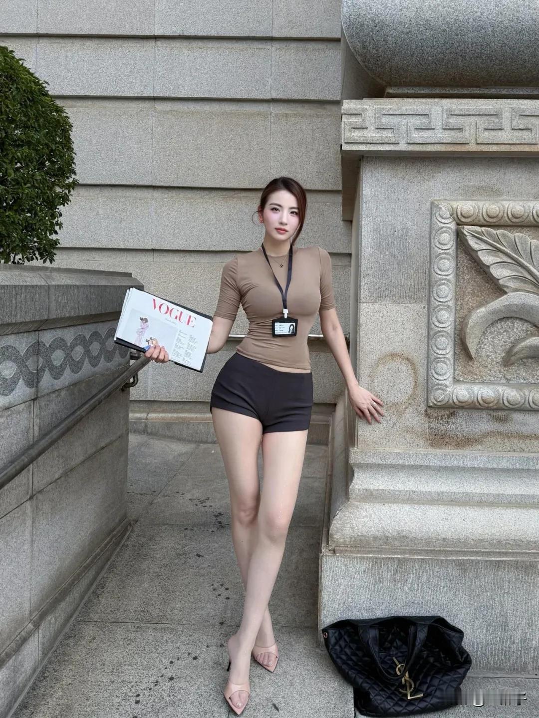 玉人持书立，风华照影生。