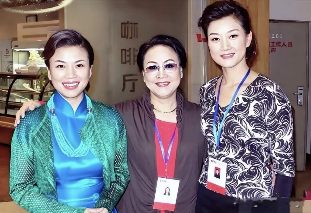 三大歌唱家同框！张也、李谷一、宋祖英，个个实力出众。

张也年轻的时候容貌清秀，
