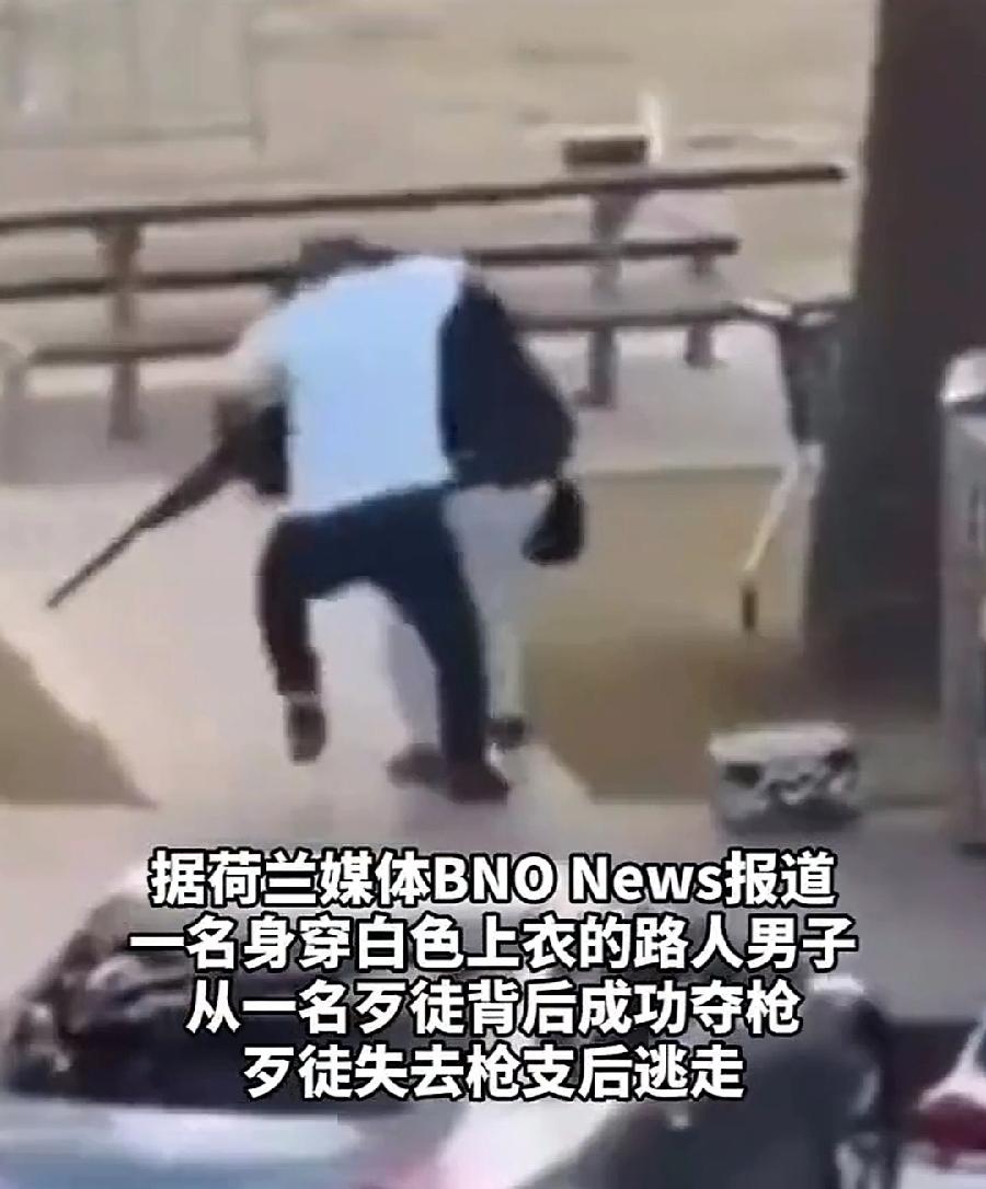 澳洲白衣反夺枪对着凶手，为什么不开枪？隔着屏幕都着急，为男子担心！这么可怕的恐怖