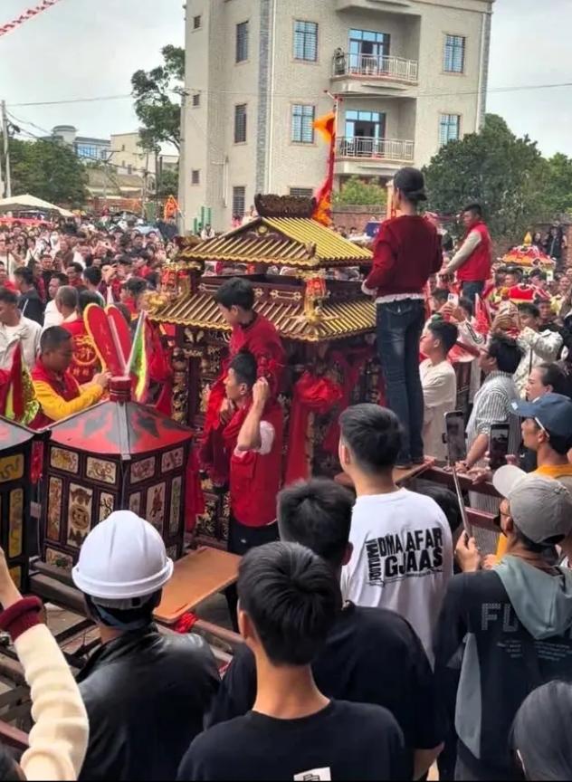 说真的


看到那段视频，心里真不是滋味


那个一直守着妈祖位的姑娘

愣是被