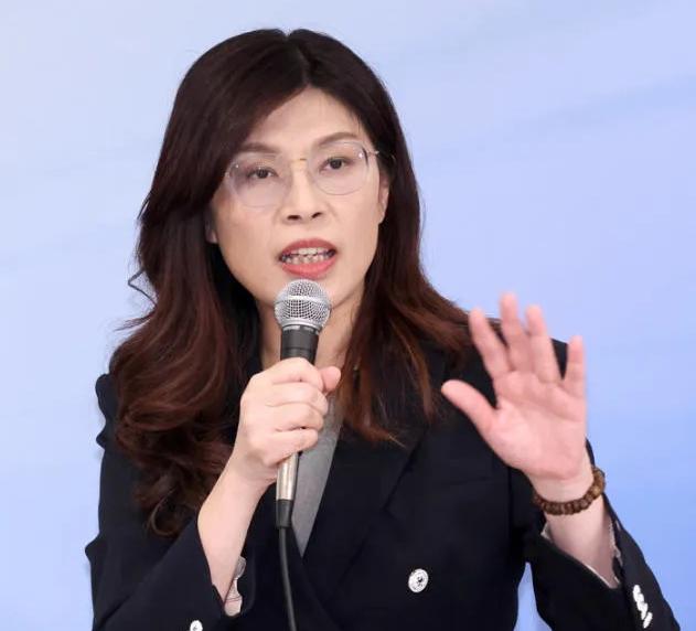 郑丽文春节后访问大陆有谱了，可能选在两个时间点，或复制连战“破冰之旅”路线。赖清