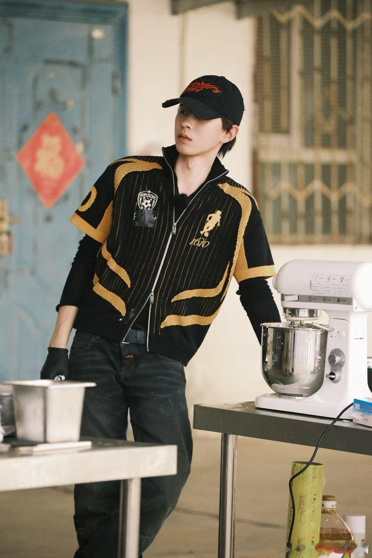 何浩楠上海录制天才厨人 种地组又整新活了，何浩楠直接转战厨房，在上海录制天才厨人