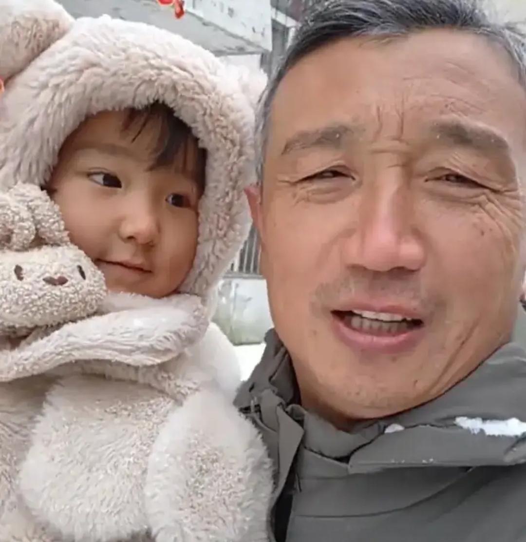 如何看待81年男子幼儿园接娃被当成爷爷 81年男子幼儿园接娃被当成爷爷80后接娃