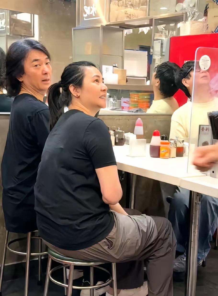郑伊健和蒙嘉慧两夫妻外出吃饭很接地气，一点明星的架子也没有。

之前有网友在筲箕