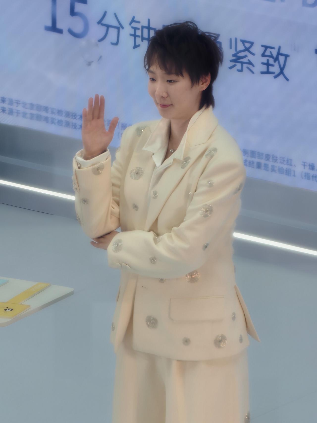 谁这么可爱，看着真的好舒服，王曼昱参加品牌方活动，性格还是很温顺的！
曼昱真的很