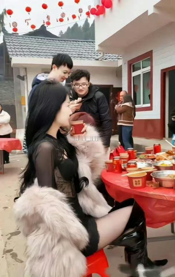 在老家吃席碰到的，这样的穿搭有点不合适吧 