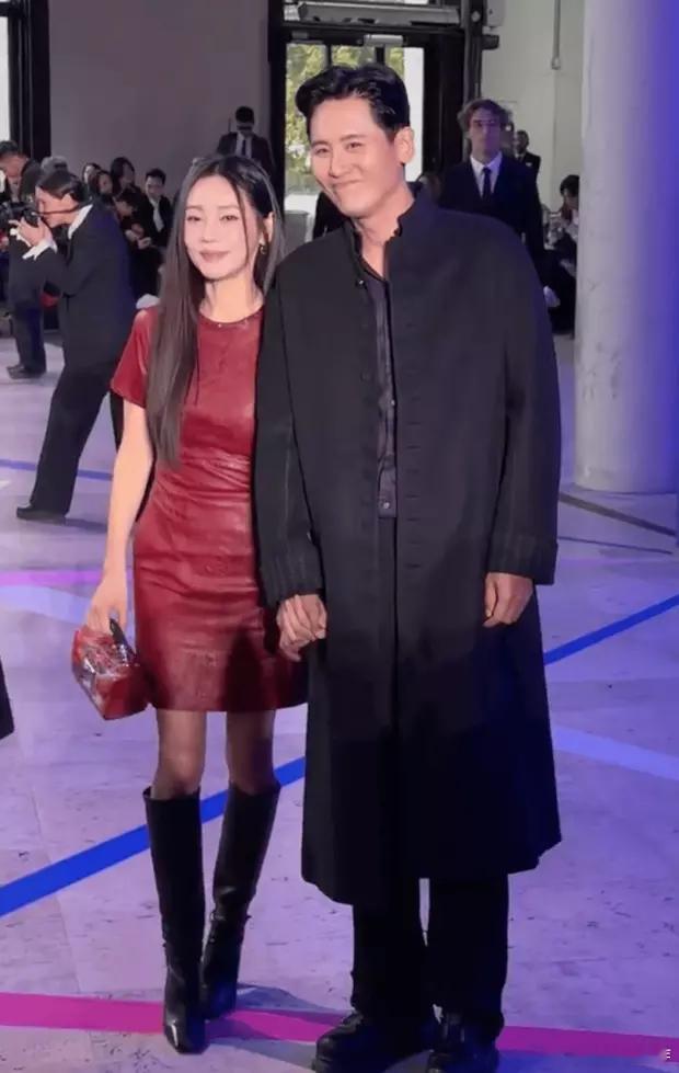 分享娱乐[超话]分享娱乐 秋瓷炫于晓光夫妇现身时装周 两人全程牵手恩爱不停 ​​