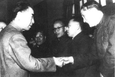 1957年，周恩来在上海会见30年代共同工作的老战友