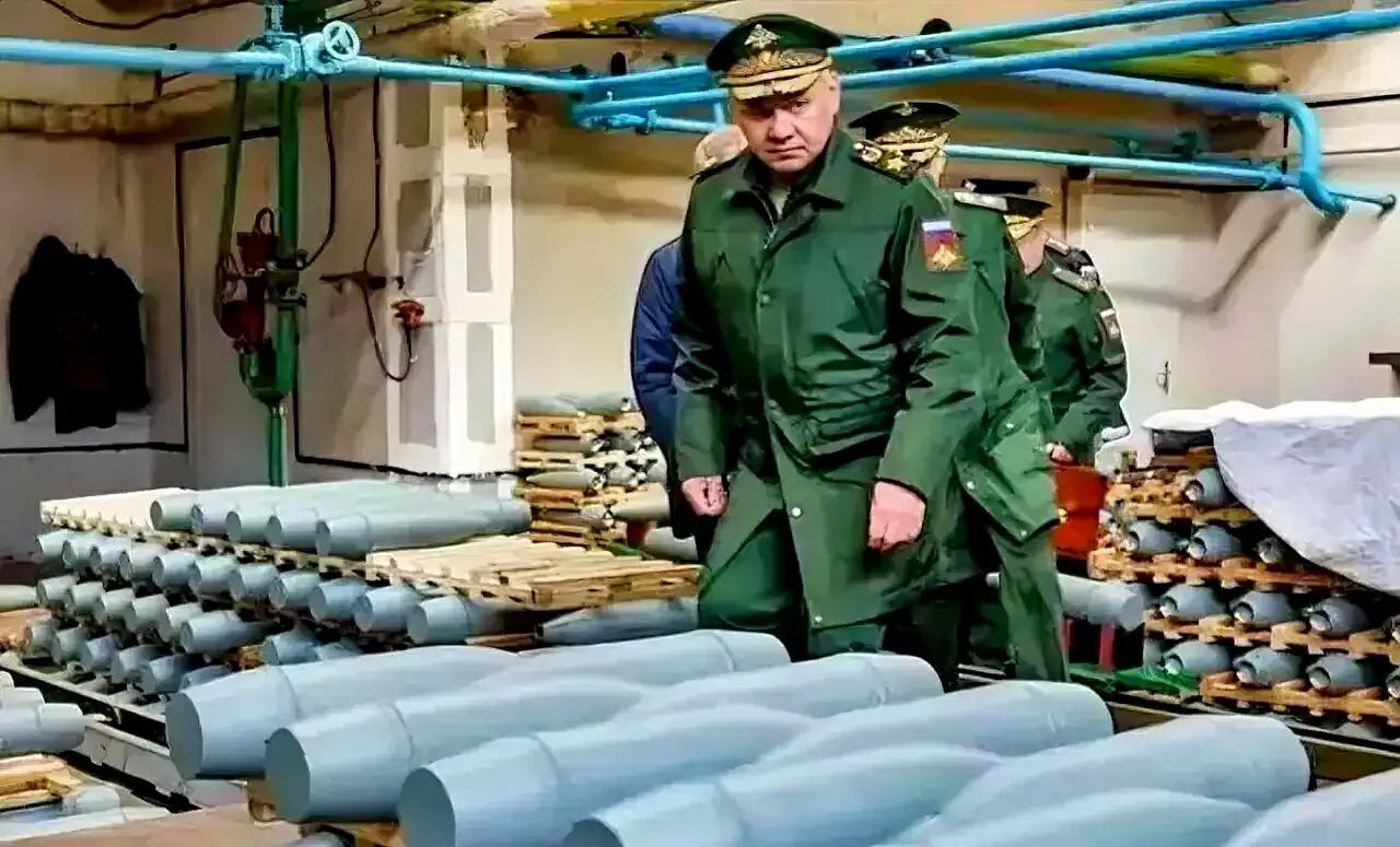 俄罗斯国防部长绍伊古将向朝鲜寻求武器帮助。虽然朝鲜的武器并不十分先进，但是武器数