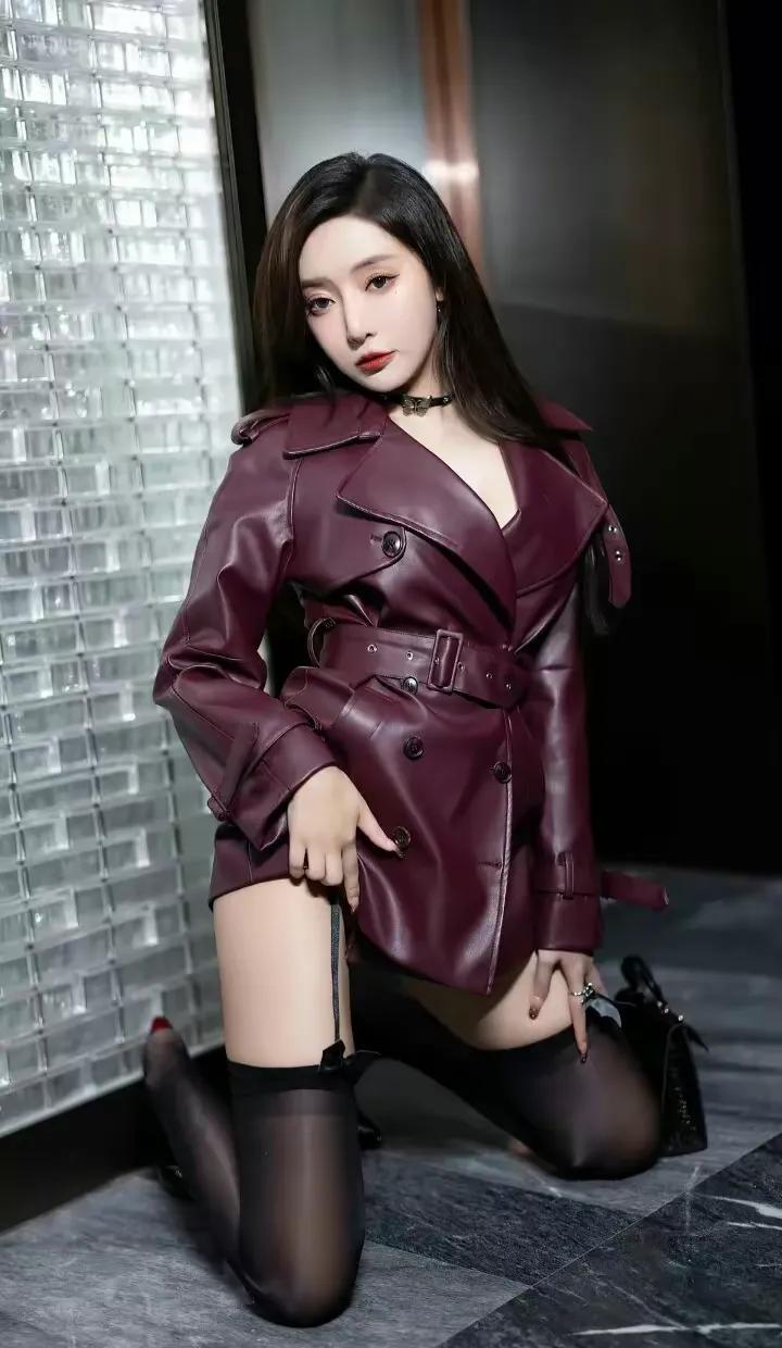 美女瑶瑶，绝对女神级！身材美的不可方物，棕色皮衣裙，黑丝长腿高跟鞋👠